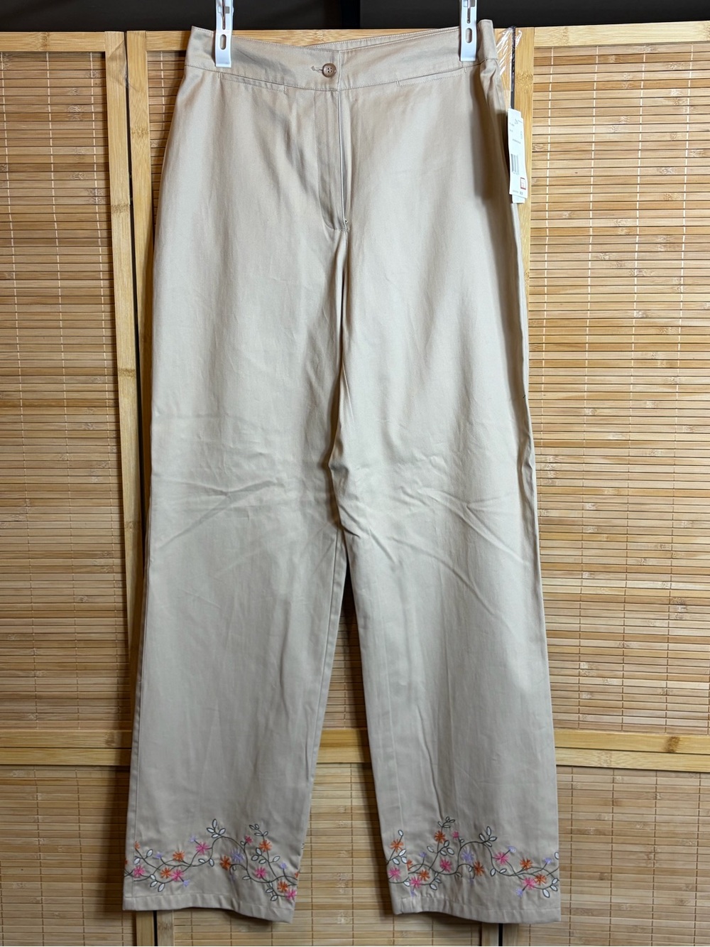 Liz Claiborne Chinos with Floral Embroidered Hem 6 but runs small (fits 2-4)Read